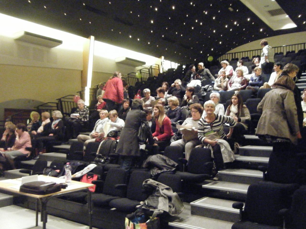 Un auditorium qui se remplit...