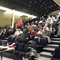 Un auditorium qui se remplit...