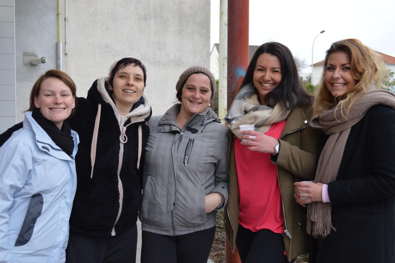 Tout sourire malgré la fraîcheur extérieure